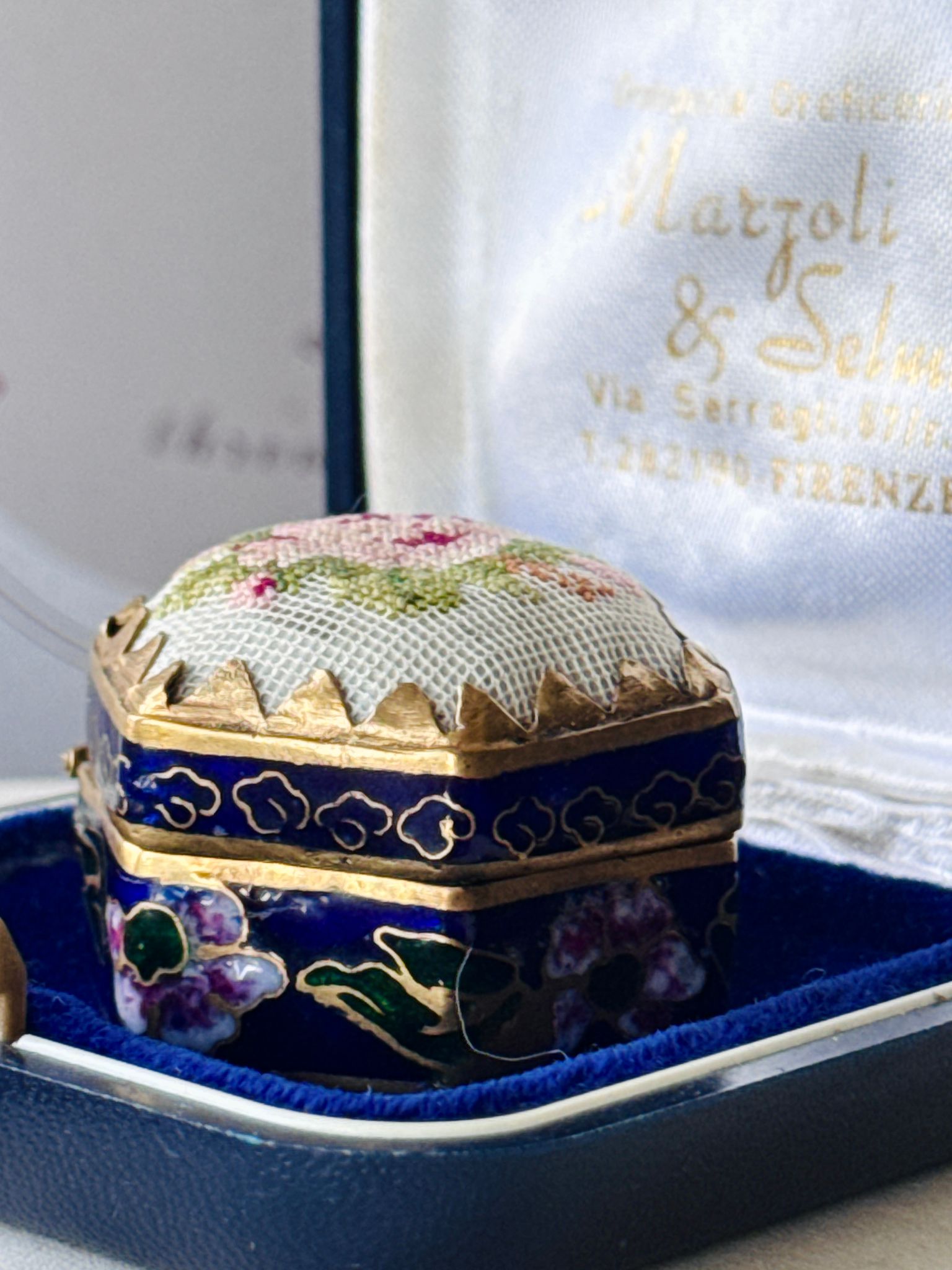 European Mid-Century RARE Handmade Petit Needlepoint X Cloisonné Trinket Box / PillBox (MT2591)
