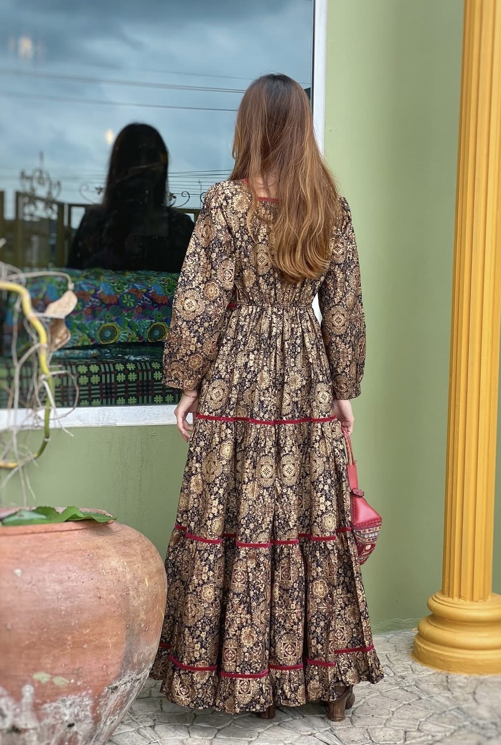 泰國名牌CHEVA - 黑色全燙金印花方領款長版連身裙