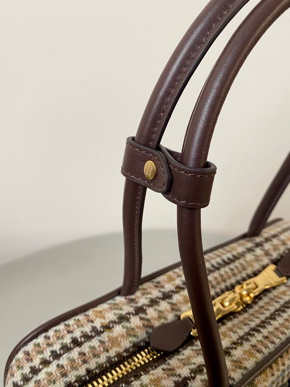 🈶可可棕·格子呢 𝗠𝗶𝘂𝗠𝗶𝘂保龄球| 大爆款 百年经典千鸟格👀康康谁还没有 爱上miu的快乐，就是不断创新 不断惊喜 保龄球造型从褶皱羊皮到平纹牛皮 拼接皮 麂皮再到千鸟格 每一版都能打 能爆，真的杀疯了 27×2×8cm，#F0011m