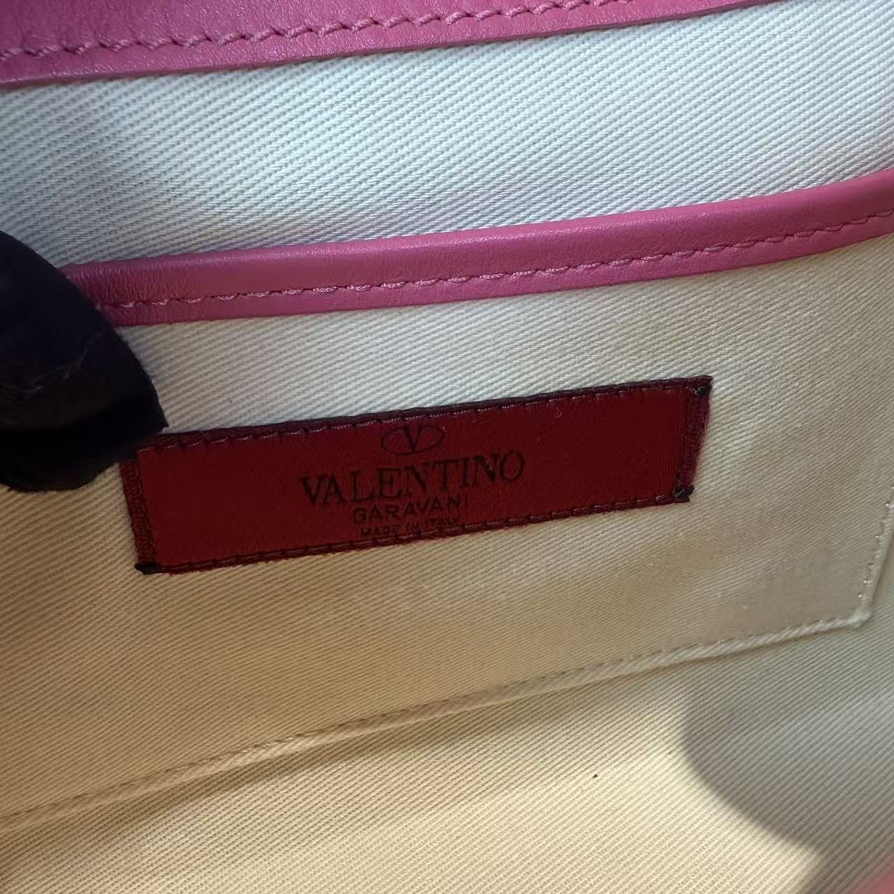 Valentino 鉚釘斜挎包 粉色系搖滾風格飾釘元素