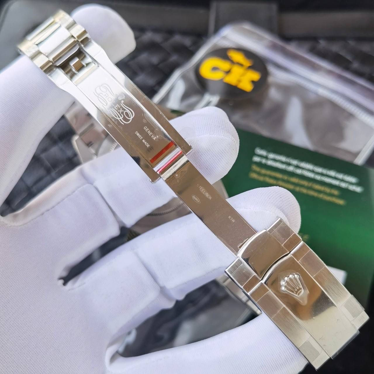 CK Factory 劳力士日志型 每一款CK日志都与原装同步配备保卡，精准确保每一款日志的独立“身份”(一表一卡) (内外兼修)真正的904L精钢正品开模定制，定制原装白金电镀圈口，尺寸41mm、搭载最新一体机 Cal.3235机芯、与原装调时方向一致、厚度、结构同步原装 904钢表带紧连原装表扣 Logo细节精致 2022最强悍的CK产品之一 值得拥有！