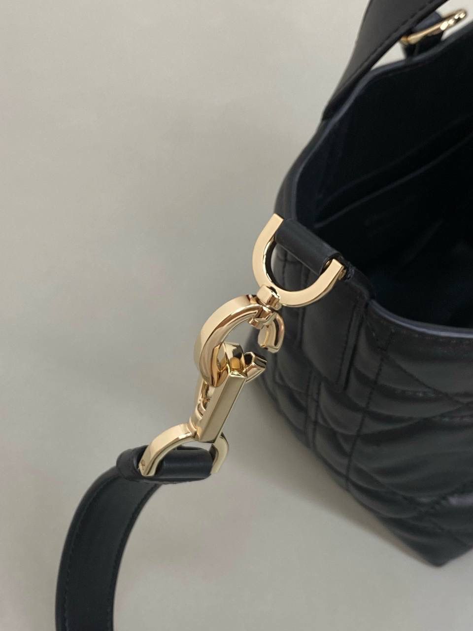 🈶黑色，迷你 𝗗𝗜𝗢𝗥 𝗧𝗼𝘂𝗷𝗼𝘂𝗿𝘀新版竖款 火爆全网toujours缩小版来啦！ 看到真的心动得不行～ 实物就是常规迷你水桶大小， 真的可爱死 别说，包虽小但容量还挺大的 日常用品都能轻松装上 肩带长度也刚刚好，不挑身高 反正就是太乖啦！夏日必备 😍 迷你：13×15×12cm #M1272m 中号：20x22x18.5cm 小号：16x18x12cm