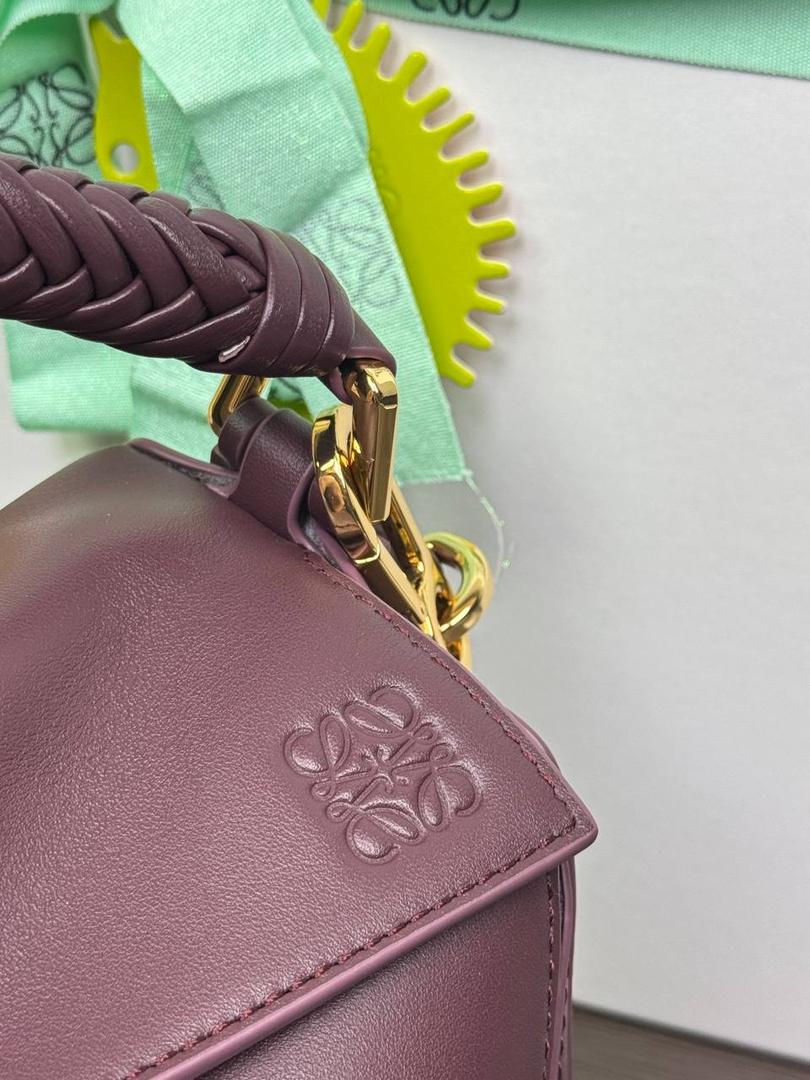 🎈最新编织手腕𝙋𝙪𝙯𝙯𝙡𝙚 ——【深酒红】 尺寸：𝟐𝟒-𝟏𝟎.𝟓-𝟏𝟔.𝟓𝐜𝐦 编码：062405 【配全套礼盒】 ♥️以罗家经典几何设计，搭配独特的编织手腕，绒面内里。 ♥️容量大，经典百搭，可拆卸肩带，有单肩，斜挎，手提等多样化背法。随性时髦洒脱，实用性强。 ♥️独家背景➕独家品质➕独家全套砖柜礼盒套装，市场高端品质皆在我手✌🏻