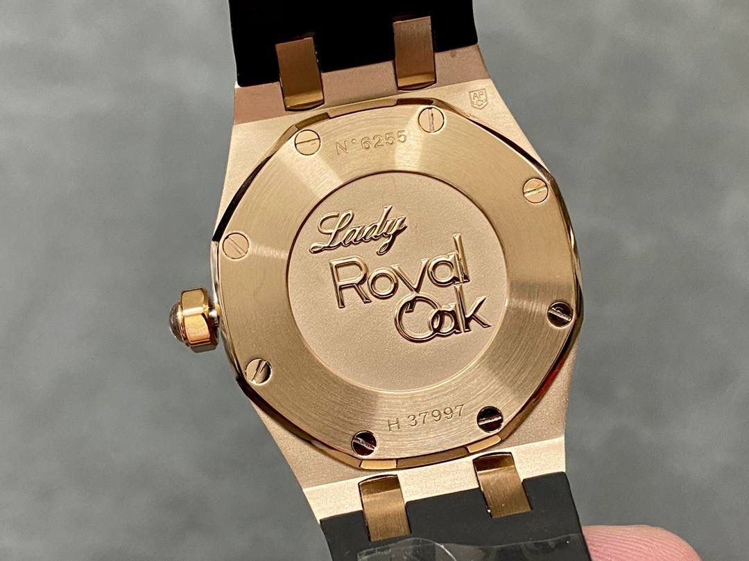 爱彼67601 尺寸33mm 全网女神看过来😍😍这款爱彼女表才是最具有性价比的… 爱彼皇家橡树系列型号67601石英腕表，皇家橡树系列独有的八角形外观还拥有爱彼独特的设计风格也将女士优雅风格融入其中，深受女明星们的爱戴，表带澳洲湾鳄鱼皮，即使只有33毫米的小尺寸，也将爱彼独有的纯净美感与刚毅线条展现的淋漓尽致💝💖💘而镶满钻石的表圈也为佩戴的女士增添了更多的柔美。（32颗明亮式切割美钻）巴蒂镶嵌一枚半透明凸面蓝宝石，搭载瑞士进口石英机芯，拥有实用的日历显示功能，女士们佩戴起来不会显得沉重 ！