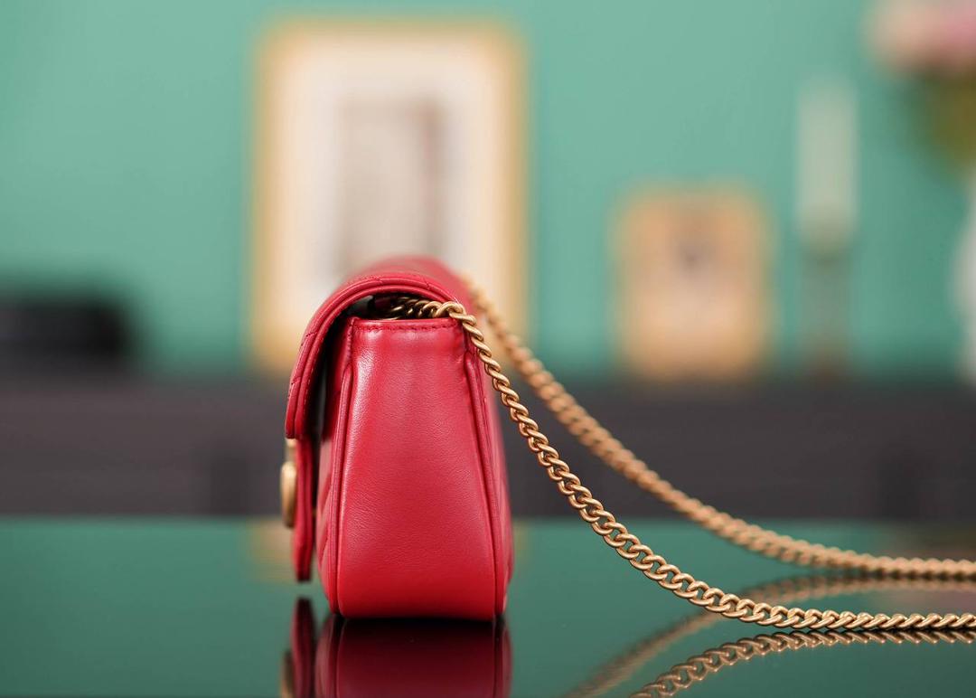 👜Marmont系列肩背包经典款 红色 mini16.5cm💕 （原厂皮 全铜五金） 正品售价,500 GG家的招牌款 原厂牛皮搭配经典的双G扣，复古做旧风格 一只超可爱的小马蒙~喜欢小包入它准没错 官方款号 476433 尺寸小号：21x12x5cm 尺寸迷你：16.5x10x5cm