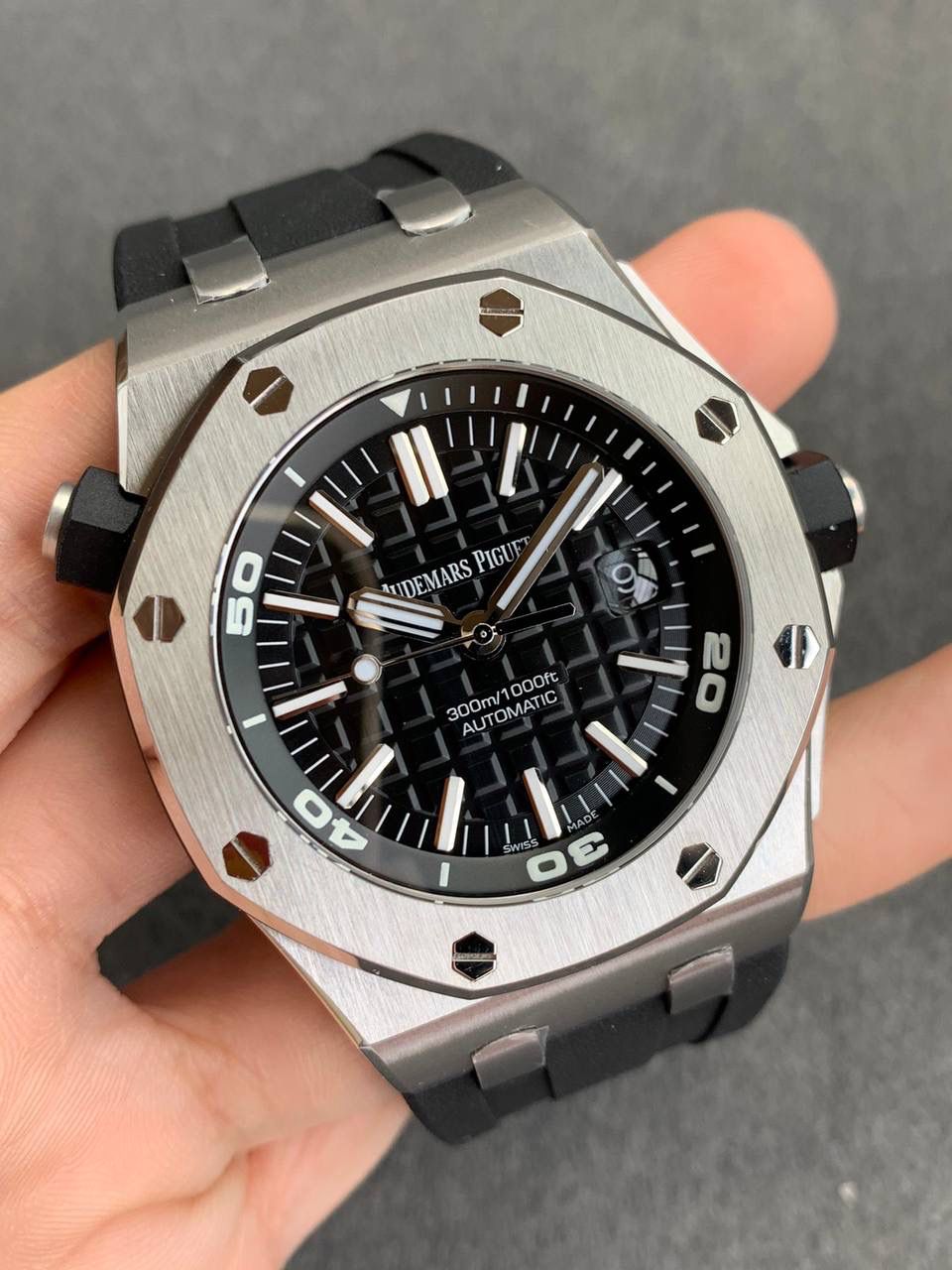 爱彼AP15710王者归来！励志要把钢表爆品细节做到最好！🔥💯腕表尺寸42mmX14.1mm！1.最强表壳打磨，地表最佳，舍我其谁，成本暴增，只为最像；2.最强机芯夹板打磨，特调色18K玫瑰金自动托颜色；3.最人性化的可松动头粒缓冲区域，确保吻合原装设计；4.最立体和最工整的盘面“饼干纹理”保证和正品一模一样：5.最持久的夜光和对的最齐的内应刻度，ZF直击重点，大家再也不用为此头痛；6.最硬螺丝，而且螺丝凹槽是月牙形状和正品一致；7.最接近原装的指针，切面锋利整齐无毛刺；8.最接近原装日历放大镜，通透性市面最强；9.最强蓝宝镜面通透感官，并镀有防眩晕增透镀膜；【机芯】采用ZF独家定制版AP.CAL.3120机芯，功能稳定，外观最像‼️‼️