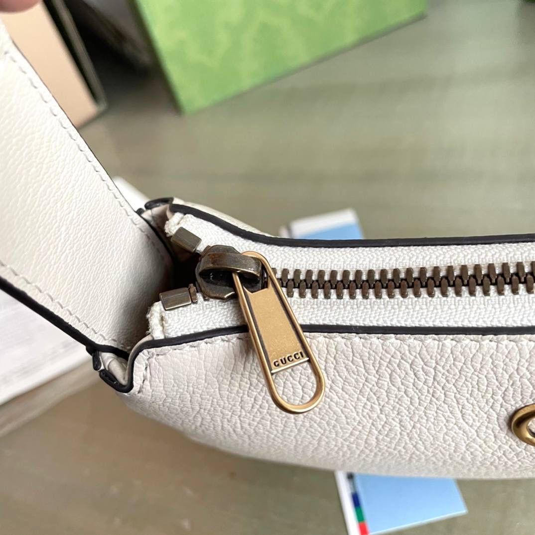 👜aphrodite系列 型号:739076 尺寸:21*12*4 手袋向20世纪90年代末和21世纪初流行款式致敬，以全新廓形演绎，将经典设计与流行配色和富有辨识度的双g配件融于一体，打造时尚前卫且别出心裁的包袋造型。这款肩背包以黑色软皮匠心打造，巧妙融入金色调拉链开合.🔥🔥