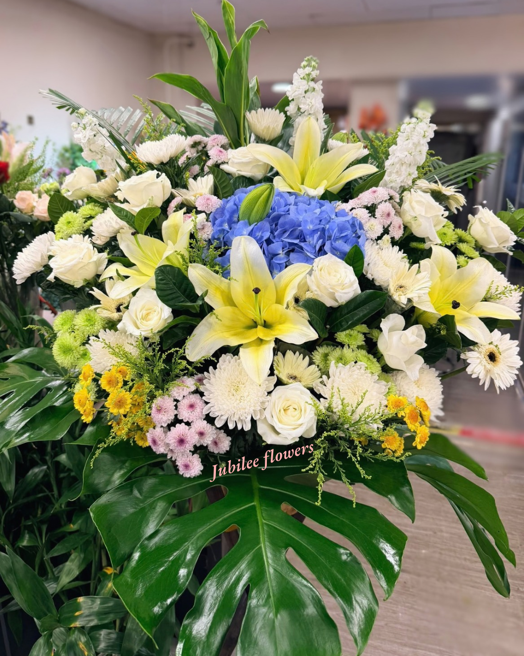 悼念花籃｜藍繡球 · 白玫瑰 · 百合