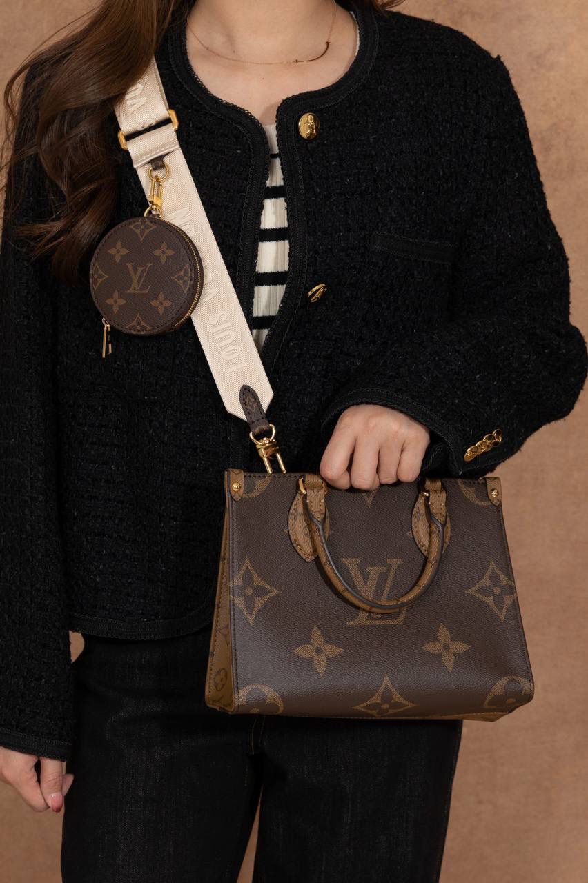 LV Onthego🎀 Toron 手柄搭配有品牌字样的提花肩带，风格对比很特别～ 还贴心附上 可拆卸零钱包，放零钱或小东西刚刚好，设计真的很加分👍 ▪️尺寸 25 × 19 × 11.5cm▪️ 大小刚好，不会太大也不会太小，日常出门超适合。 好看又实用，真的要说一句：设计师很懂女生啦～ 😆 这是 2023 早春系列，独家品质，这一季真的一定要选它！ 小号手袋把 Monogram + Monogram Reverse 拼在一起，再加上 Monogram Giant 图案，整体超有时尚感，怎么看都高级✨