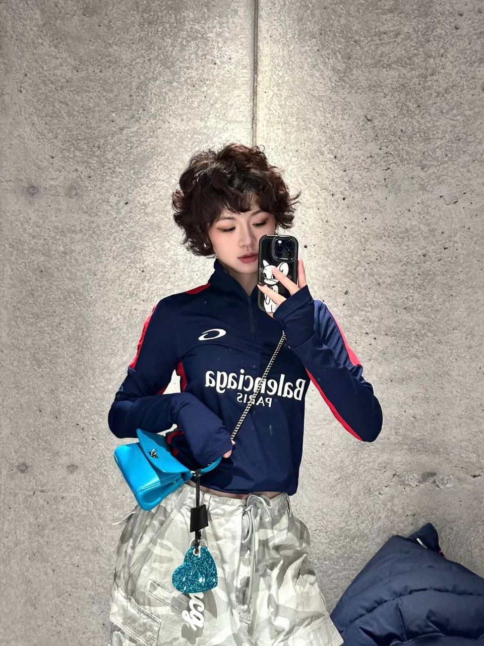 爆款🔥仅剩少量❗️ ba1enciaga rodeo nano 蓝色🩵 巨巨巨可爱的小rodeo 有没有拒绝不了包包变成小废包大小的姐妹！ 真的超级无敌cute，尖叫中～～ 但是，我想说的是，人家可不说小废包 它是可以装下iPhone pro的超实用mini bag📱 (plus不行哈🙅🏻‍♂️) 手提着出街就像拎着个小挂件 还有链条肩带可以肩背⛓ 家里有小千金的话 mini包还能和宝贝女儿共享🩷🩷 画面不要太治愈☺️☺️ 必须zp开发的啦，所有细节正确且对版哈！ 16×9.9×4.5cm819429m