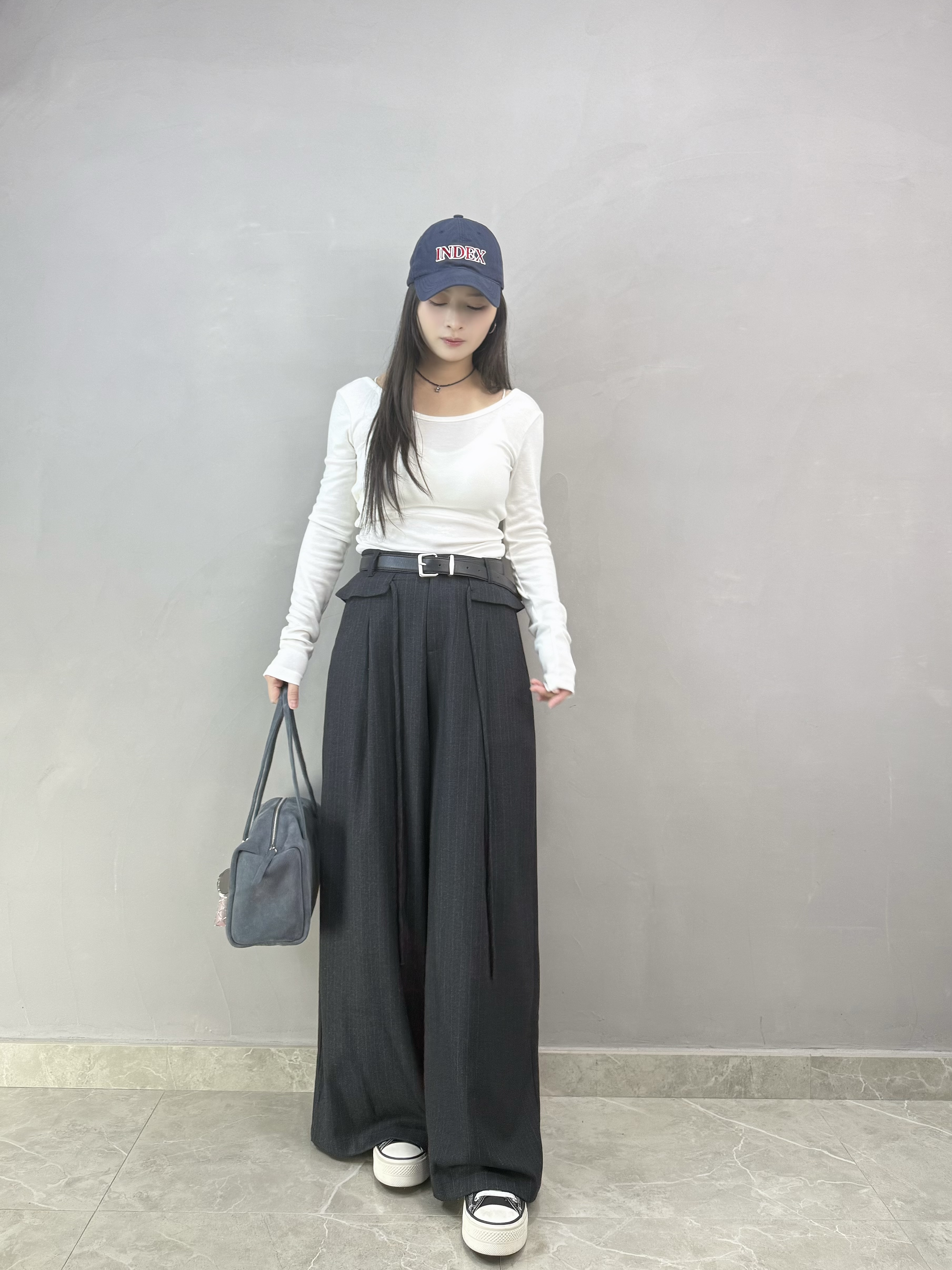 H05 後扭結露背tee
