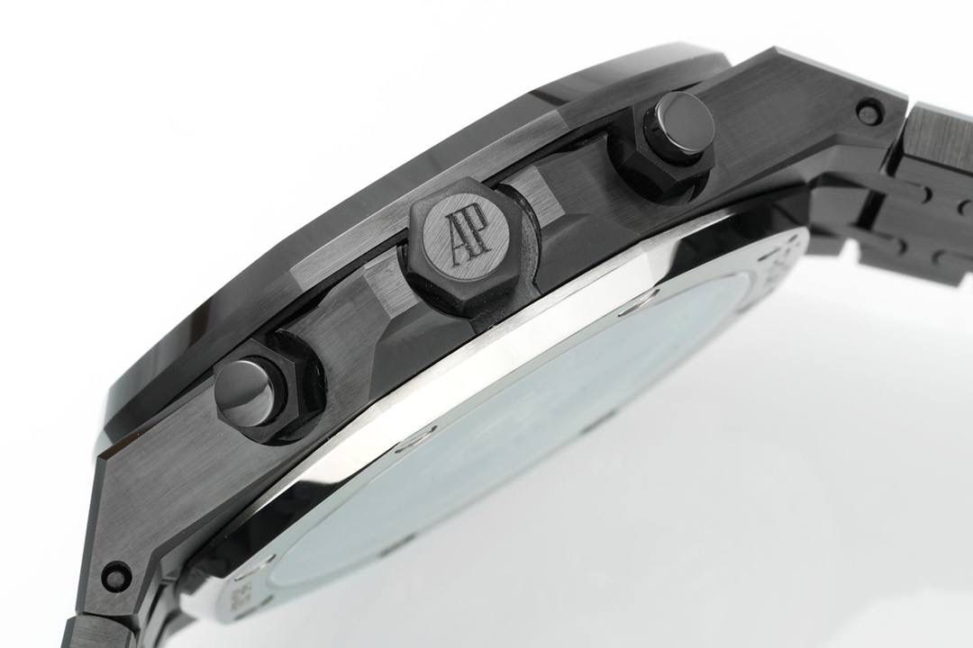 🚀新品爱彼皇家橡树系列26240系列，是一款41毫米精钢自动上链计时码表，搭载APS开发自研Calibre 4401一体机芯，具备飞返计时、小时/分钟/小秒显示及日期功能。其标志性八角形表圈配以八颗六角螺丝，搭配“Grande Tapisserie”大型格纹表盘，层次感鲜明。一体式精钢表链延续了1972年首款皇家橡树的经典设计，兼具运动与优雅。全新开发一体机芯采用导柱轮与垂直离合结构，振频28,800次/小时，与原版完全一致，动力储存约70小时，防水深度50米。AP融合高级制表工艺与前卫美学，是奢华运动腕表的典范之作。💯🔥🔥