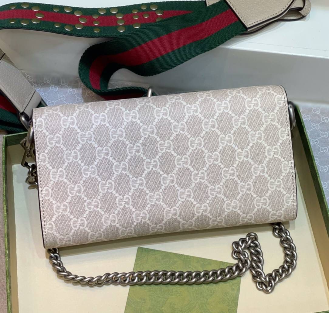 ✈️✈️✈️🔥𝐆𝐮𝐜𝐜𝐢 酒神腋下肩背包# ▪️型号 : 731782 ▪️尺寸 : 25*14*4cm 𝐷𝑖𝑜𝑛𝑦𝑠𝑢𝑠时尚单品永远少不了的酒神包又添新成员啦[耶]依然采用辨识度极高的虎头锁扣、包身小巧轻便. 经典PVC老花➕牛皮❗️搭配2条肩带 链条是现在最流行的腋下背法、最重点的红绿织带饰以饰钉“Gucci”DlY斜挎带太好看了！内部容量大、翻盖口袋双接档、还可当手包使用。