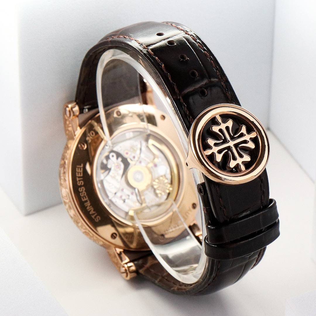 【铁划银钩 苍劲有力】高颜值新品 古朴。复古。精湛的工艺！ 年度最佳典藏之作——百达翡丽古典超级复杂多功能 万年历功能腕表 团队历时两年多精心设计，不计成本，敢为人先，力求完美，克服重重难关，突破多层技术瓶颈，机芯型号为CH 29-535 升级版，质量稳定！【表带】经典意大利小牛皮表带，纹路清晰，质感好。搭配圈市面最顶级的百达翡丽灯笼表扣，通用原装无压力。 优雅的Calatrava雕花表壳极具个性，42毫米的表径适配大众男性手寸，与专柜一致，非常商务可亦休闲。