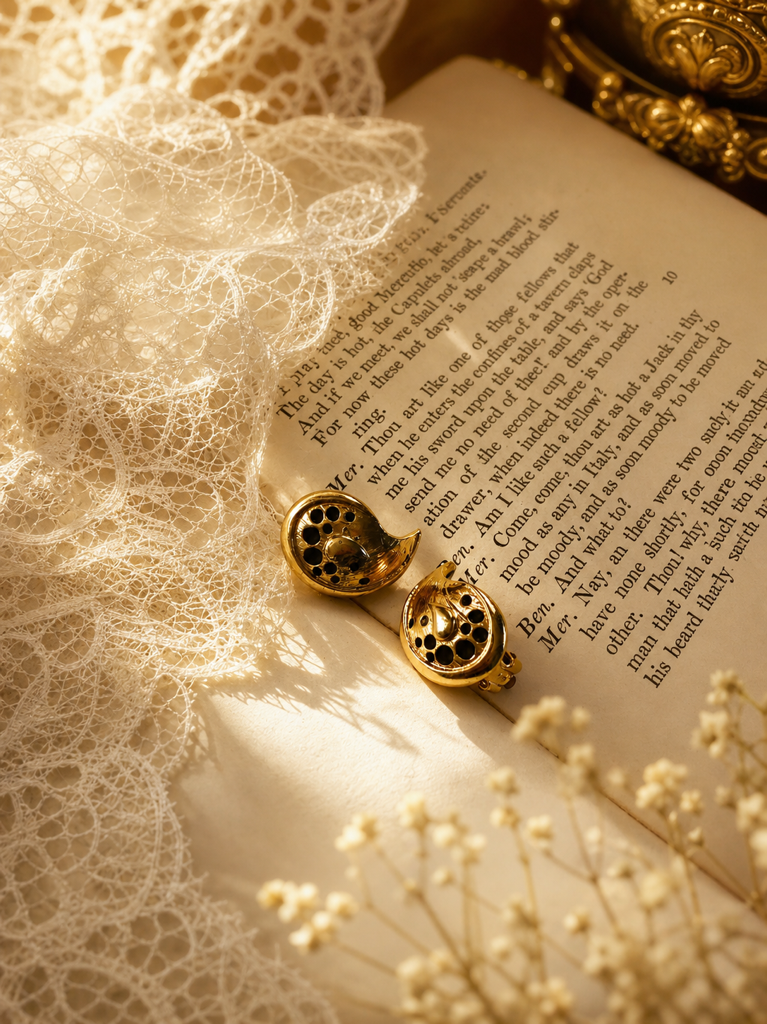 凡爾賽的黑夜流金 ∙ 西洋古董黑金琺瑯與雕金耳環系列 Noir Gilded Symphony ∙ Vintage Black & Gold Statement Earring Collection