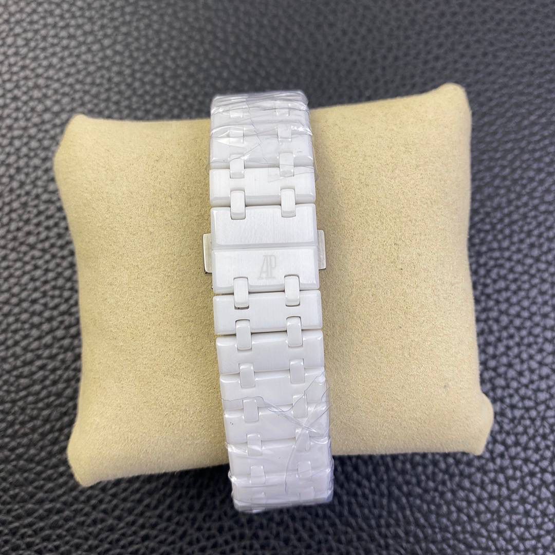 改装款 针位ZP一致 AP26579白陶瓷，皇家橡树系列在“Grande Tapisserie”大格纹装饰表盘上，日期、星期、月份、月相，和四个眼睛的位置与原装同步，并以真实的月球图像显示天文精确月相，形成鲜明对比，直径41mm，复刻一体机5134自动上链机芯，厚度10.5mm（区别市面普通版本14mm ）所有功能真实可用，更薄 更像 ！