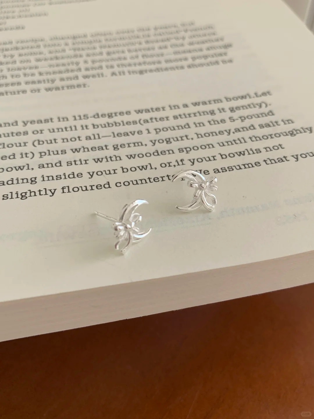 蝴蝶结月亮耳钉