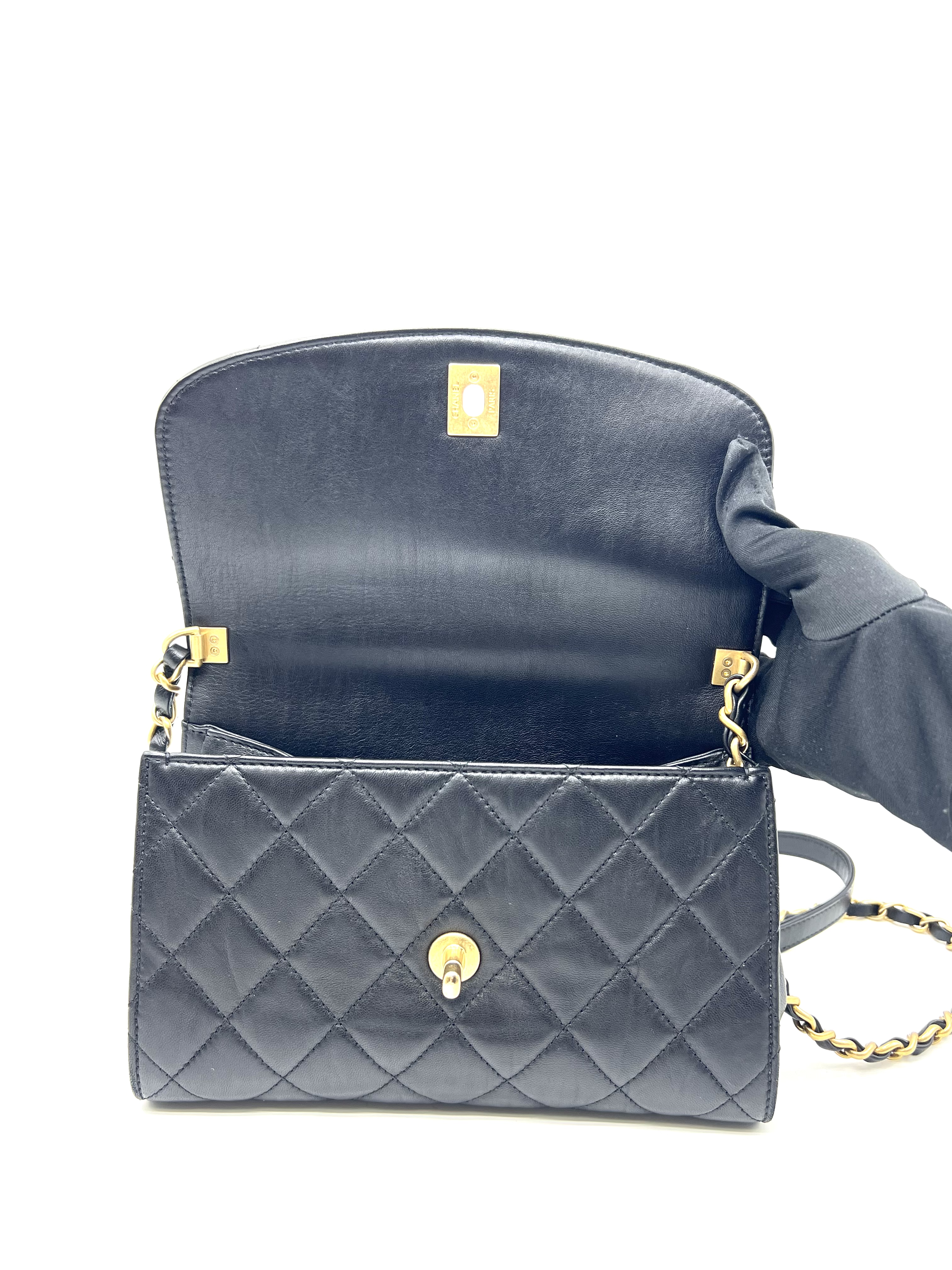 Pre-Owned CHANEL Quilted Wrapped CC Top Handle Bag / Product Code: 26041508