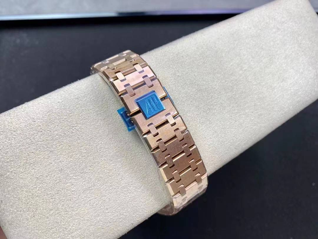 APS爱彼镂空皇家橡树离岸型15407ST.OO.1220ST.01男士机械腕表 Calibre 3132一体机芯，41mm直径，厚度9.9mm深灰色表盘形状：圆形表盘材质：镂空表盘，搭配玫瑰金荧光立体时标和皇家橡树指针表镜材质：防眩光处理蓝宝石水晶玻璃表镜表冠材质：精钢，旋入式表冠背透：背透，防眩蓝宝石玻璃镜面