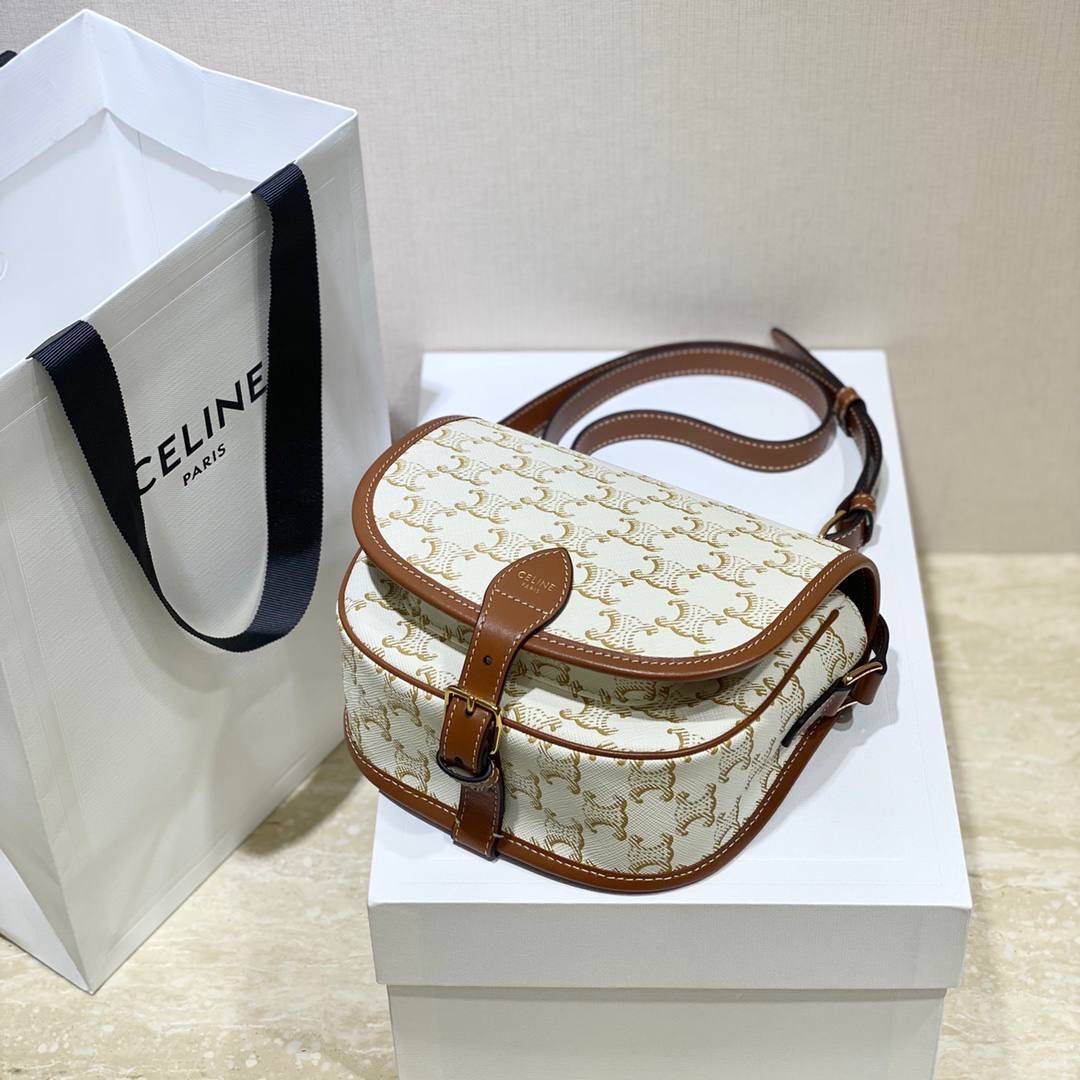 🔥大货实拍图 𝗖𝗘𝗟𝗜𝗡𝗘 ♥ 𝗧𝗥𝗜𝗢𝗠𝗣𝗛𝗘 𝗖𝗔𝗡𝗩𝗔𝗦 𝗙𝗢𝗟𝗖𝗢 马鞍包在IT Bag的世界里总是占着一席之地，经典百搭 经得起时间的推敲，被喻为行走的气质神器 ，FOLCO流畅圆润的包身线条和凯旋门老花设计搭配老式旅行箱开口扣，让人轻松get俏皮复古摩登的画报女郎。 型号：191502 尺寸：18*17*6.5cm