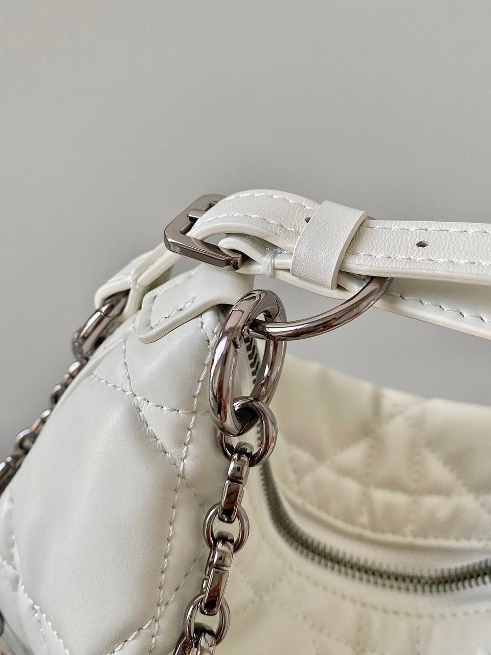 🈶白枪 𝗗𝗶𝗼𝗿 𝗰𝗮𝗿𝗼系列的郁金香手袋 我的新包有魔法！超级好玩的 还是超大藤格纹小牛皮，柔软质感 最惊喜的是在肩带链条上的灵活性 抽提搭扣法瞬变郁金香花苞形状 可可爱爱！手拎手提，随意切换腋下背 法式时髦感很强啊，一只上身超绝的小包 25×16×2.5cm，#7101m