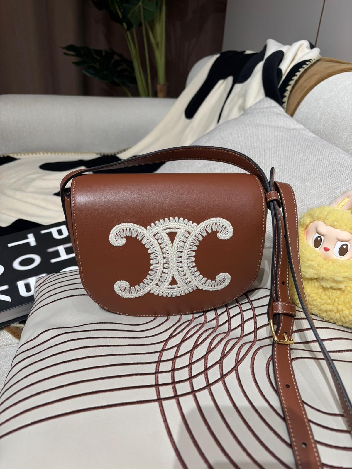 Celine Folco Cuir Triomphe 刺繡凱旋門logo 光滑牛皮革馬鞍包100%Authentic,98%new ✅dust bag ✅booklet   