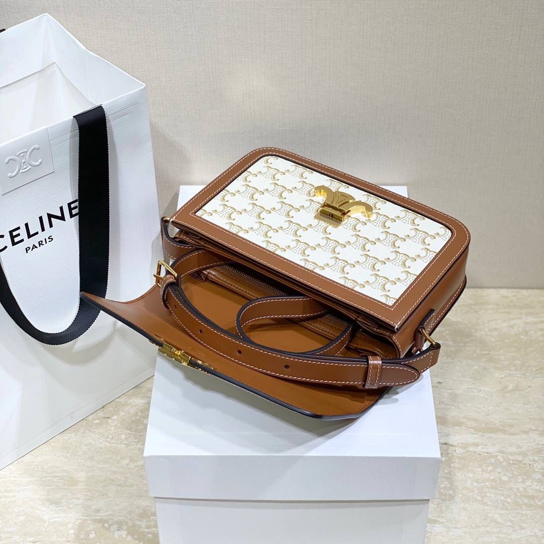 🔥大货实拍图 𝗖𝗘𝗟𝗜𝗡𝗘 ♥ 𝗧𝗥𝗜𝗢𝗠𝗣𝗛𝗘 𝗕𝗢𝗫 中号 在原来的锁扣上加了CELINE首字母凯旋门扣，完完整整的巴黎血液注入啊！将复古元素与品牌一向拿手的利落线条相结合，气质 高贵！ 型号：191242 小号尺寸：22.5*16.5*7.5cm