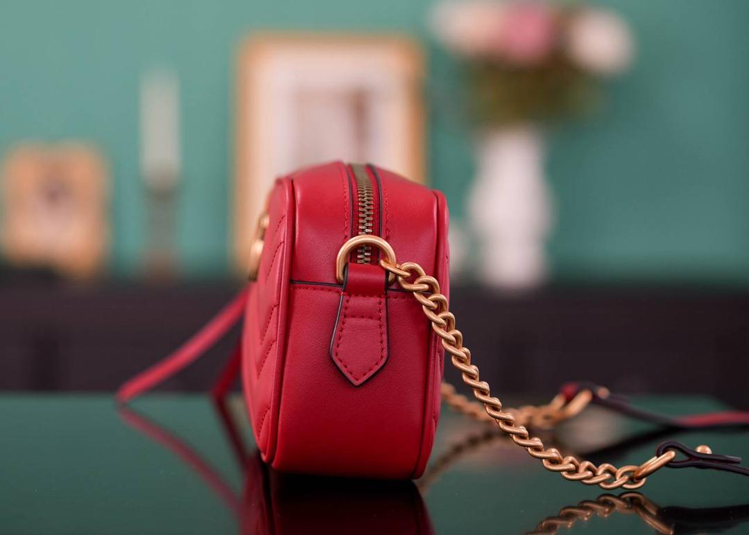 👜🔥Marmont系列绗缝迷你相机包 红色 18cm （原厂皮 全铜五金） 正品售价¥12.000 独家原厂皮发售 限量级别 自重很轻 链条搭配皮革的肩带不怕溜肩 毫不夸张说 绝对是日常使用出场率最高的包 官方款号 448065 尺寸迷你：18x12x6cm 小号：24x13x7cm