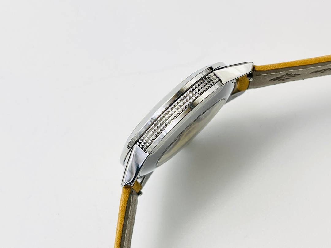 市场最高版本 百达.翡丽Calatrava系列Ref.5226G-001腕表！ 1⃣️表壳：百达Calatrava系列表款便因其圆润流畅的表壳形状享有盛名。百达.翡丽以这一特点为墓础重新设计该表款，在表壳侧缘雕饰巴黎钉纹。 2⃣️设计师还开发出一种特殊表壳结构，令表耳与表壳底盖融为一体，从而使巴黎钉纹全面覆盖表壳侧边。 3⃣️根据原装开模，壳套设计贴合原装！ 4⃣️字面：炭灰色表盘流露复古韵味，边缘呈黑色渐变效果，其微妙粒纹令人联想起古董相机外壳。 5⃣️表盘搭配覆米色荧光涂层的白金立体字块，以及低调内敛的"轨道式"秒钟刻度。 6⃣️白金针筒型时针及分针覆米色荧光涂层。3字位位置设有日期视窗，采用米色字块！ 7⃣️搭配黑色背景机芯：采用进口9015为基础机芯并加以改装升级！机芯夹板桥经倒角，边缘作细意打磨，大小夹板饰以鱼鳞纹、日内瓦波纹，夹板表面有包金雕刻，螺丝凹槽经打磨和倒角，所有细节尽善尽美，同时印有百达翡丽经典双P印记！ 8⃣️表带：全新Ref.5226G-001 表款有两款可互换表带，一款为米色绒面小牛皮，另一款为黑色小牛皮，饰有压花纹理图案和米色缝线。两款表带均搭配白金针扣，同时配备快拆生耳，让更换表带操作更加便捷！