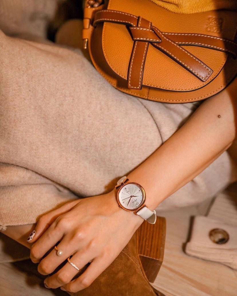 *𝘔𝘪𝘯𝘪 𝘎𝘢𝘵𝘦 手袋 明星同款#💌 尺寸:15-12.5-8cm（中部宽处21cm） 编码:061824荔枝纹棕色 包身采用非常柔韧的颗粒纹小牛皮，内里麂皮 内置两个卡槽，pro 📱可无忧 搭配马术风格的黄铜插扣，以及独特的绳结带 zp拆包定制，高端独家定制五金