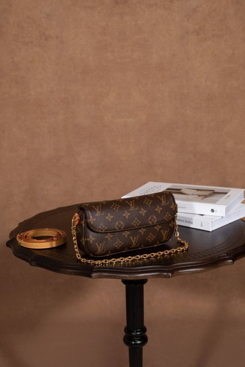 𝐖𝐀𝐋𝐋𝐄𝐓 𝐎𝐍 𝐂𝐇𝐀𝐈𝐍 𝐈𝐕𝐘😍 ▪️【上身图 供参考▪️】背上这款包包，瞬间化身精致的时髦精。它的设计造型时尚百搭，随意搭配都是颜值天花板🥹💕 双链条设计可单肩可斜挎✅ Size：23.5 × 12 × 4.3 cm 人气法宝系列💕 Ivy WOC 属于精致又时髦的小包款，整体设计真的可以说是 yyds❤️‍🔥❤️‍🔥 采用双链条设计，可单肩背 / 斜挎，多种精致又时尚的元素组合在一起，春夏秋冬四季都非常好搭🤩