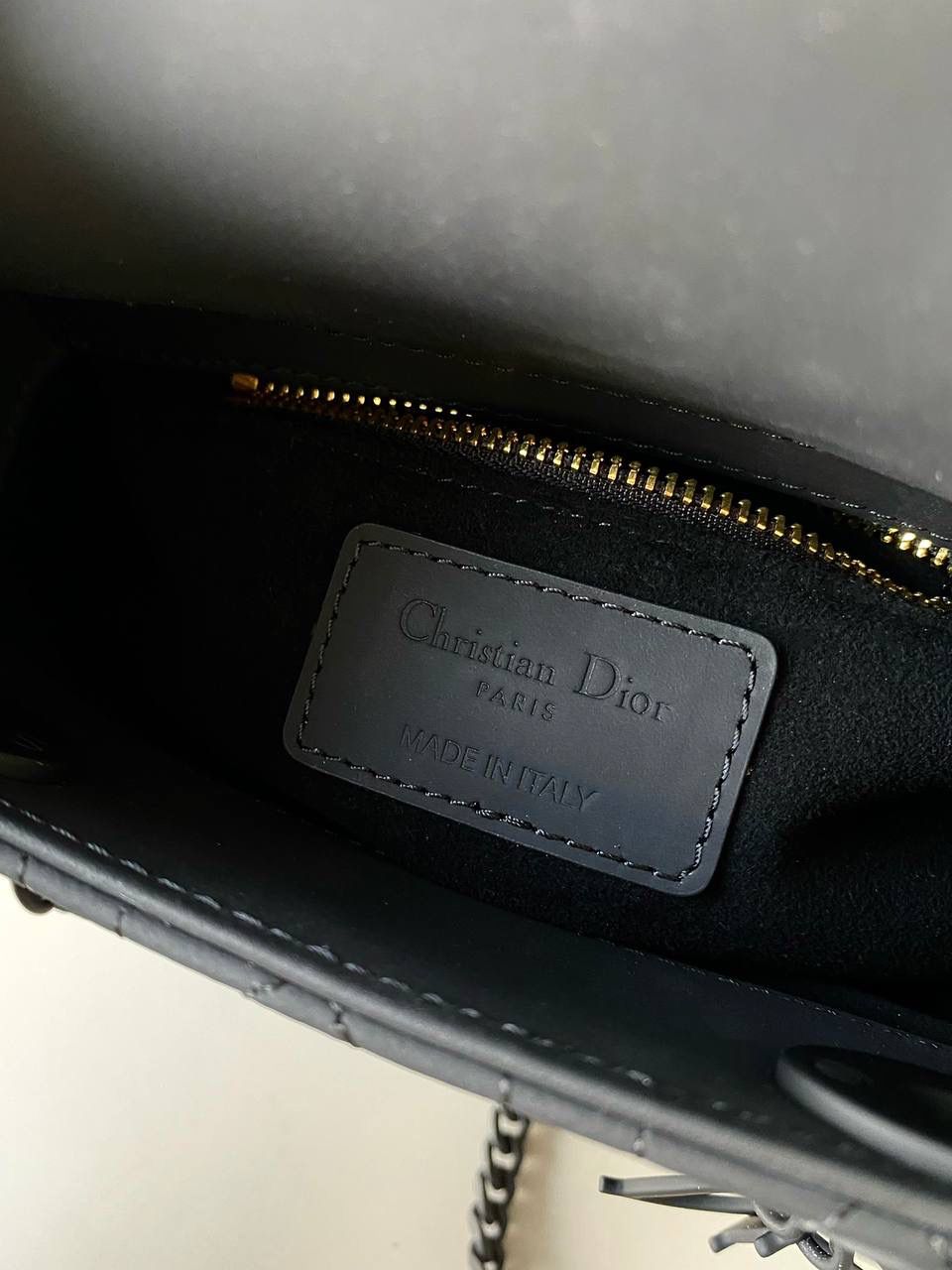 磨砂黑🖤 𝗗𝗜𝗢𝗥 𝗟𝗮𝗱𝘆磨砂三格 大热门款，老客的补单王❤️‍🔥 进口磨砂牛皮材质，同色哑光五金 比羊皮漆皮都要高级不少 没有了大家闺秀的矫柔造作 暗黑风多了些特立独行的酷劲儿 17×15×7cm