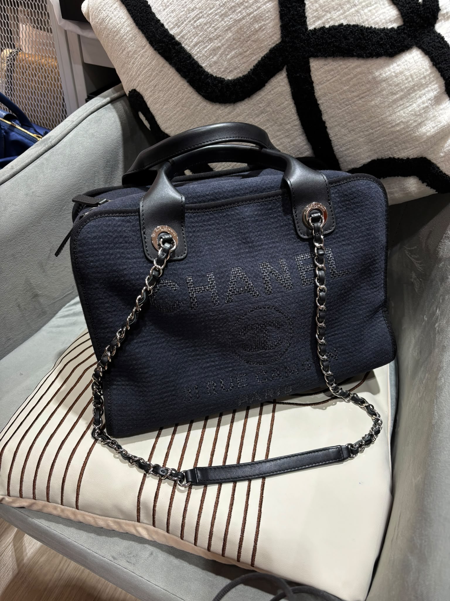 Chanel deauville Boston bag  Navy 100%Authentic,98%new  ✅晶片✅Dust bag 