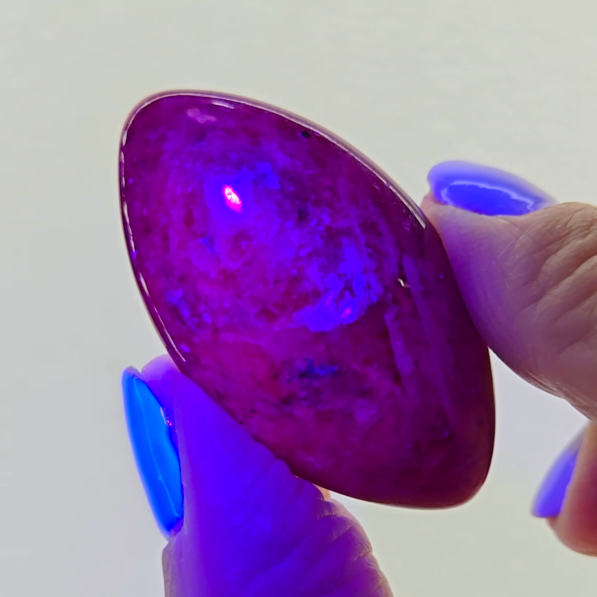 Ruby oval cabochon with strong UV - RBY48