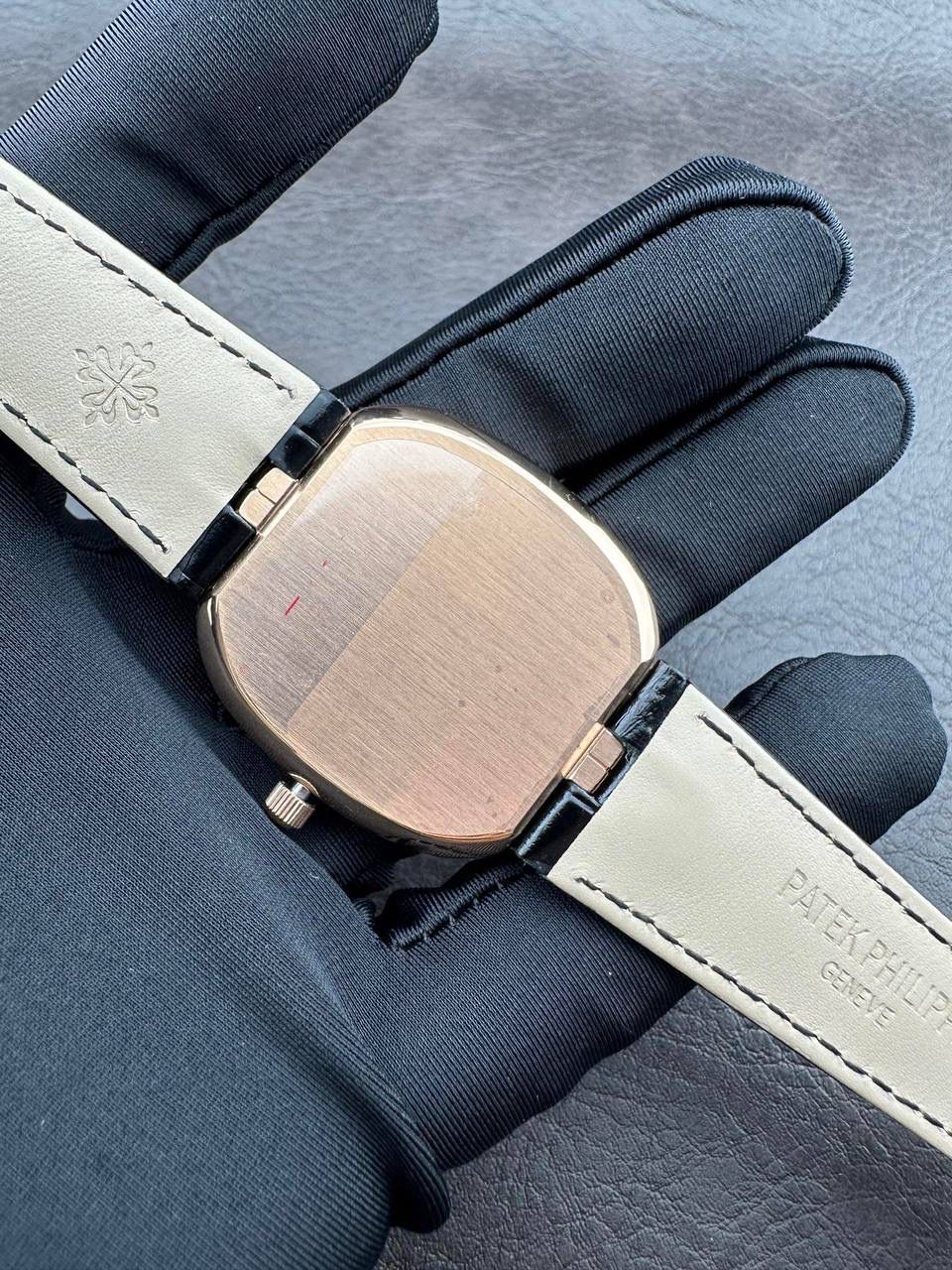 PP➕ Factory2025新品首发｜百达5738系列 68克配重版 复刻经典，更胜经典——GOLDEN ELLIPSE 黄金椭圆腕表重磅登场！ ✅ 黄金分割美学重塑：遵循1:1.6181经典比例，34.5MM×39.5MM椭圆表径搭配7.7MM纤薄厚度，复刻古典韵味与佩戴舒适度。 ✅ 316L精钢表壳：介于圆形与矩形之间的别致椭圆轮廓，还原原版线条张力，质感细腻出众。 ✅ 3D立体云贝母表盘：专属浮雕打印工艺，折射神秘深邃光泽，告别市面暗淡平庸款，上手自带高光。 ✅ 定制进口小牛皮表带：21X16尺寸对版原配，搭配同型椭圆表扣，与表壳设计遥相呼应，贴合手腕更显格调。 ✅ 9015精准机芯：走时稳定精准，兼顾实用性与耐用性，日常佩戴无压力。 PP➕不做“远观款”，只为呈现最接近原版的真实佩戴体验——从细节质感 to 上手触感，每一处都经得起近距离审视，让经典韵味在腕间完美延续！