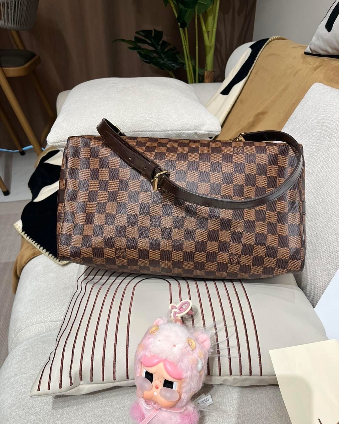 Lv speedy 35 bandouliere  100%Authentic , 98%new  ✅專門店收據✅塵袋✅肩帶 ✨專門店售價 $16,600✨ 