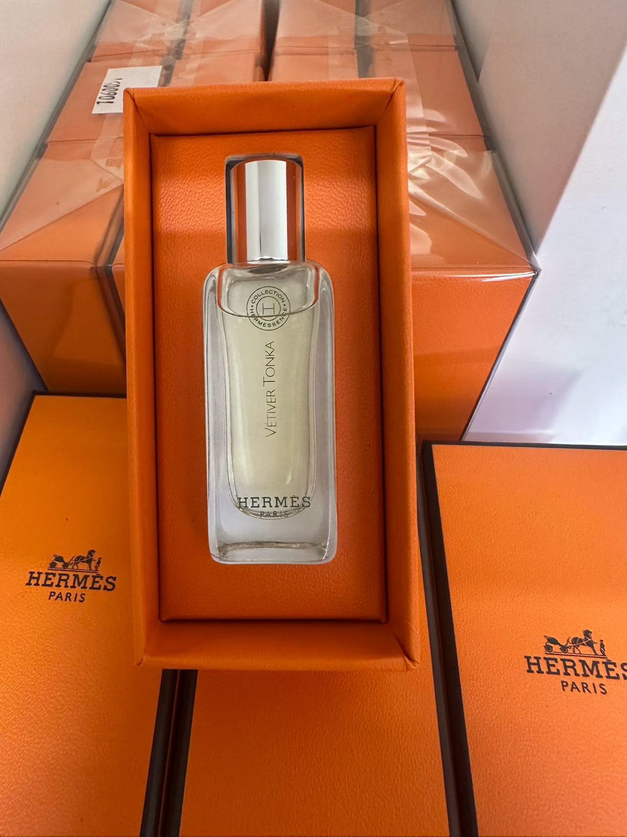 【法國頂奢愛馬仕 Hermès 聞香珍藏系列：馨香芳果淡香水 Vétiver Tonka (7.5ml 奢華鞍縫皮革隨身裝)