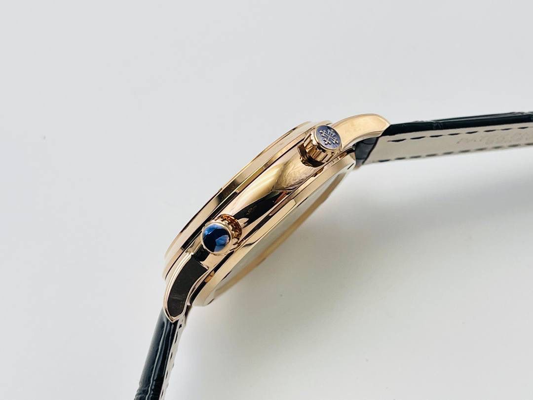 V4升级版 市场最高版本 功能跟正品一样 百达.翡丽星空升级终极版！升级细节： 1⃣️做到了跟正品满天星自动转的功能！ 2⃣️升级日历的排法和正品一样的顺序！ 3⃣️直径42毫米，厚度11毫米！ 4⃣️最大亮点：百达.翡丽星空里的月亮会根据天空上的月亮变化而变化！根据天空上的月圆月缺搬（初一月弯弯初十五月圆）到手表上了！