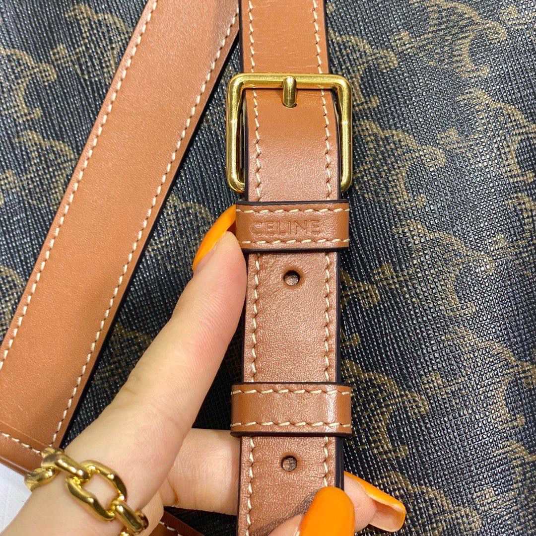 🔥大货实拍图 𝗖𝗘𝗟𝗜𝗡𝗘 ♥ 𝗧𝗥𝗜𝗢𝗠𝗣𝗛𝗘 𝗖𝗔𝗡𝗩𝗔𝗦小号水桶 多少年都不会倦怠的经典与复古设计，可以说是品牌标志性收藏款了，型号：191442 尺寸：30*22*13cm。