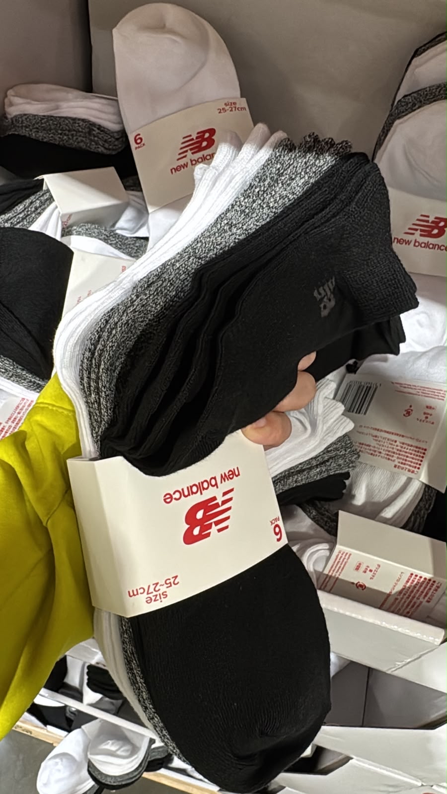 日本Costco本週特價  New Balance 男士短襪（3 雙裝）採用輕盈的棉質設計，羅紋紋理，並飾有品牌標誌，穿著舒適，3 雙一包。