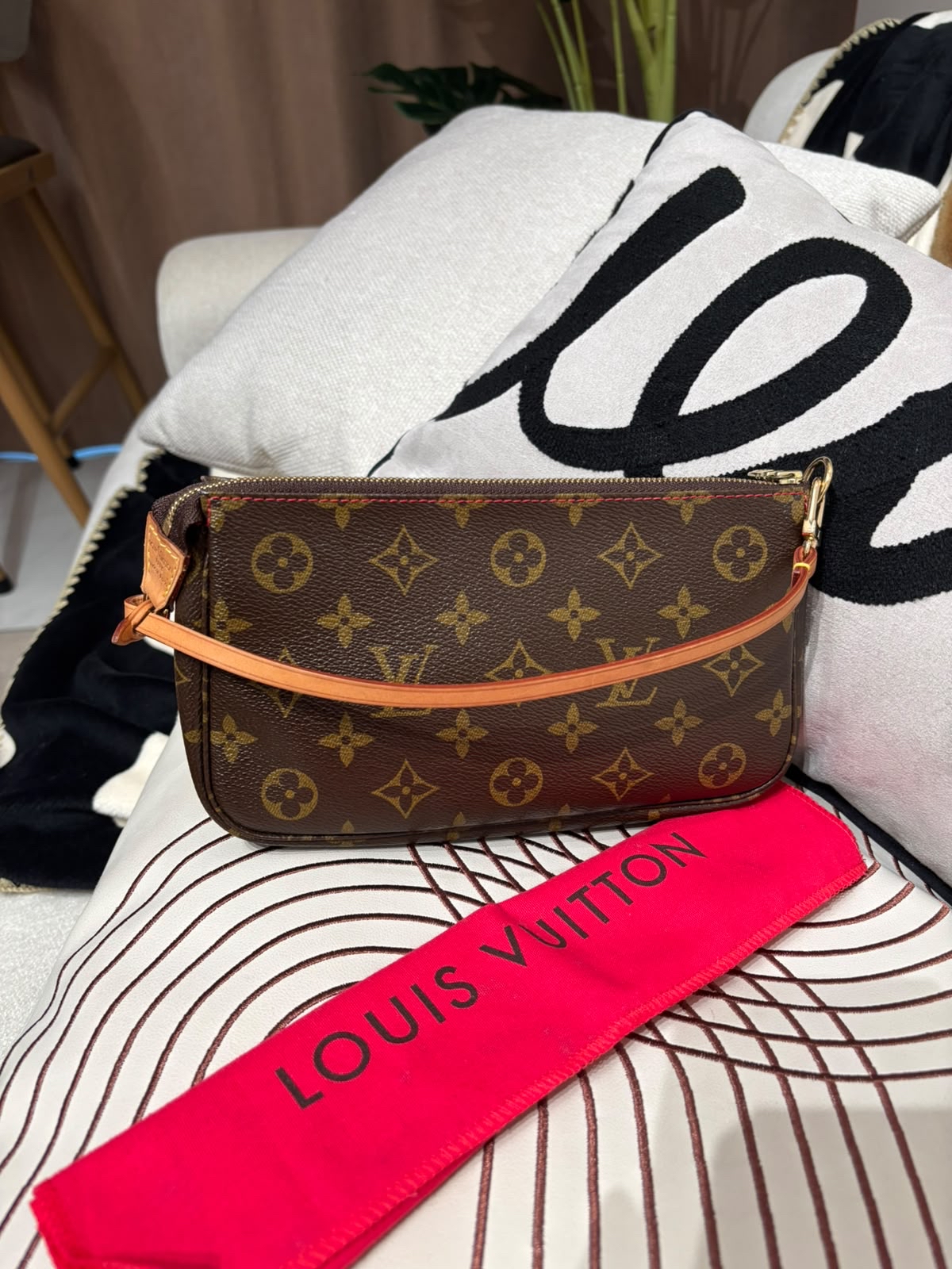 Lv pochette Takashi Murakami Monogram Cherry Pochette Accessoires 單肩包（limited edition ） 100%Authentic, 98%New ✅Dust bag ✅Box