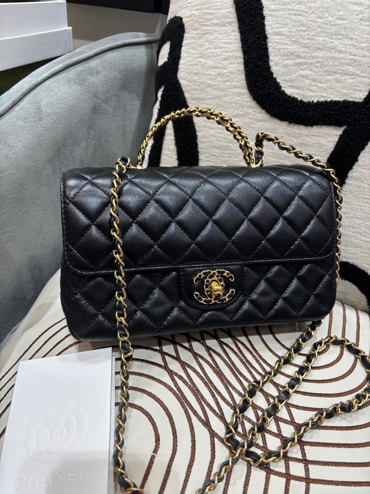 未使用品 Chanel flap bag with handle 黑色牛皮金扣留空手柄 24C，100%Authentic, 99%New unused  ✅收據✅晶片✅Dust bag✅box