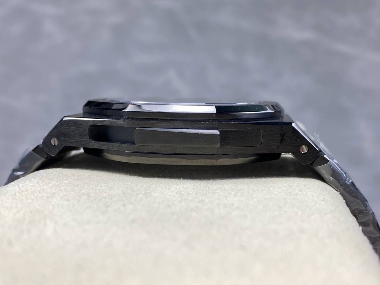 🚀AP爱彼 皇家橡树26591IP系列男士腕表，两针半 震撼上线：后盖升级透底，采用2953升级版机芯， 成就钢表巅峰—— 实力演绎 卫冕“钢”王！【5大精妙之处】 1.正品拆解开模，尺寸为42×11.3毫米与正品一致！ 2.完美还原正品表壳的每一处细节，尽显正品“棱角分明 坚毅果敢”的阳刚气质。 3.钢带的做工无可挑剔，比市面上任何钢带表做工均要更上一层楼，钢带头粒和表头衔接的“缓冲带”的松紧程度与正品一模一样，(可选配钢带款，胶带款) 4.爱彼2953升级版机芯，稳定，优秀，更真实。 5.表盘的“饼干纹理”立体饱满 搭配白金荧光时标和Royal Oak皇家橡树指针，体验精妙 感受不同！必属精品