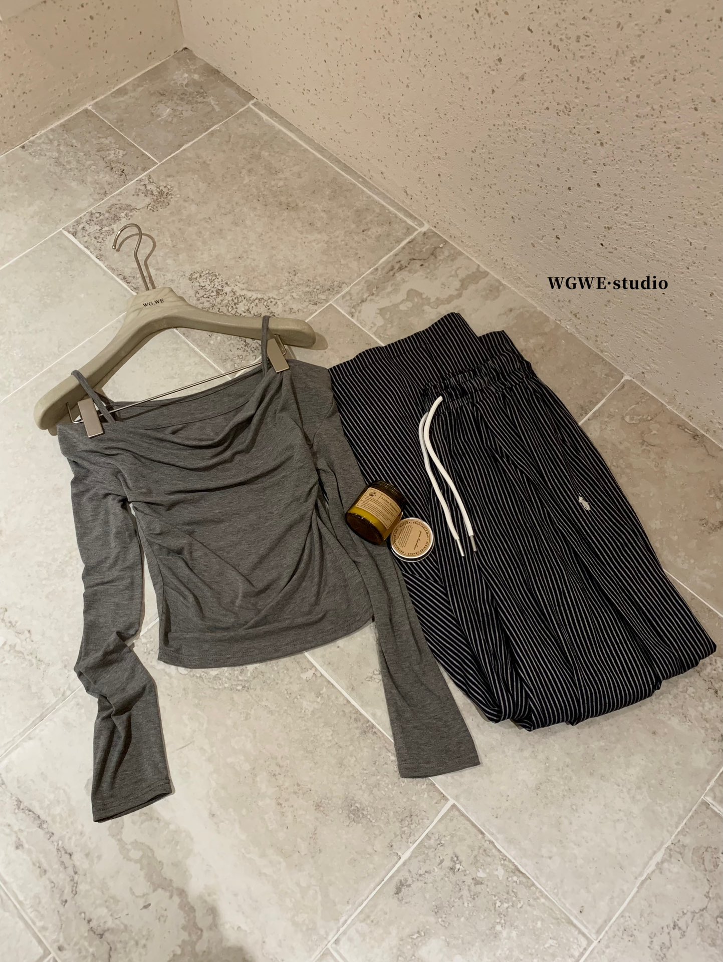 4358 慵懒风一字肩上衣