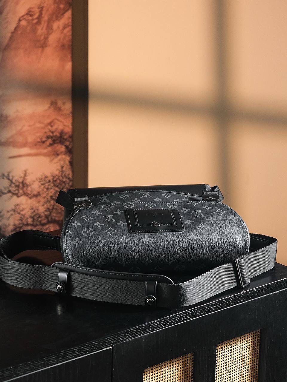 𝐕𝐎𝐘𝐀𝐆𝐄𝐑邮差包 👜✨ ▪️尺寸：33*22.5*11cm▪️ 男士必冲款，背上非常有型， 以经典学院风格为设计灵感，不仅高颜值有型的外表，对它的喜爱还有大容量，上身效果超级帅，别致的锁扣很有设计感，通勤男包的天花板，黑花的颜值低调非常凸显男生气质，最适合时髦男士的邮差包！