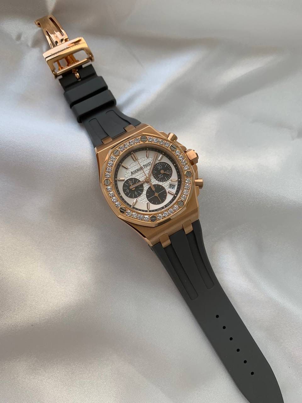 爱彼女款、小红书爆款，喜欢大表盘的女生、必备款，表盘37MM、蓝宝石防刮花玻璃，316精钢表壳、纯手工镶嵌32颗莫桑钻、搭配瑞士多功能石英机芯精准走时，表带采用进口橡胶工艺，佩戴舒适不过敏、折叠扣设计，佩戴便捷，数量有限，先到先得，多种色系，穿搭任选！