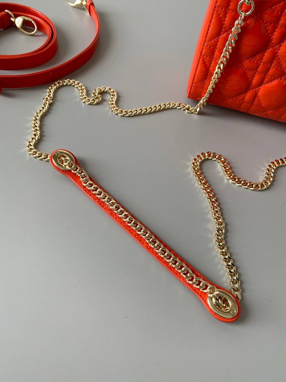 🈶亮橙色🧡𝗗𝗶𝗼𝗿 𝗟𝗮𝗱𝘆三格，漆皮 谁能抗拒这季高饱和度色彩的颜色 明亮又显白，看着心情就很好 夏天用简直不要太合适，乖到炸了 17×15×7cm