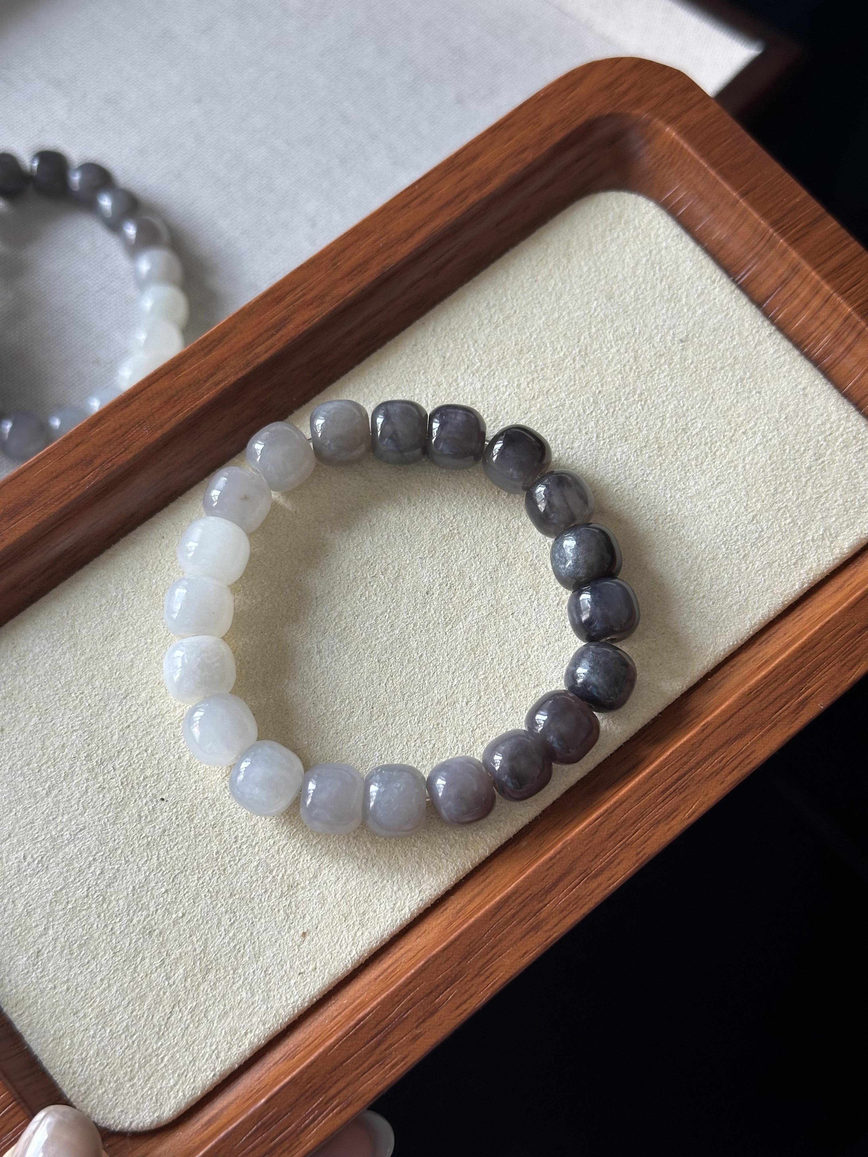 渐变和田玉 灰色｜ Hetian Jade Grey color