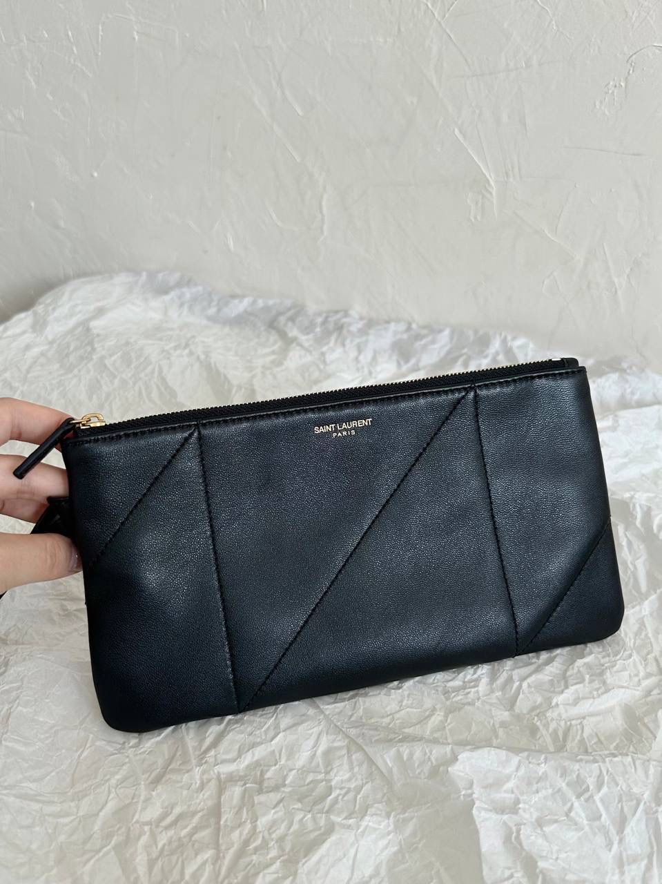 🖤大号爆款🔥再次回货❗️ ys1 Jamie 4.3 large pochon福袋腋下包 设计师真的太懂消费者需要什么了吧 很多托特包的设计都没法让颜值和实用性两者都兼得 但是！这只tote做到了！ 它包身轻，容量大，而且还很优雅！ 是有设计在线，且贵气满满的实用型tote 我觉得比22bag好看耶 这是可以说的吗😝 还是一只可以让你实现优雅带娃的妈咪包～ 34×27×3cm809824m