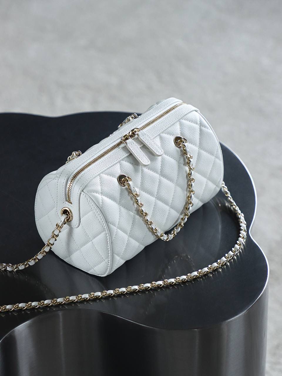 25P迷你保龄球鑒定版👜 一包一碼 支持全球鑒定查驗身份證原廠專G Hass皮料過關清單資料可査詢 25P春夏季的黑馬波士頓保齡球！ 時尚就是經典的輪回，保齡球圓筒的造型超可愛！ 包身圓潤流暢的線條，既保留了復古韻味，又融入了現代時尚感！ 五金：厚鍍14K淡金扣 皮料：Hass中球纹牛皮 尺寸：11.5*18.5*11cm